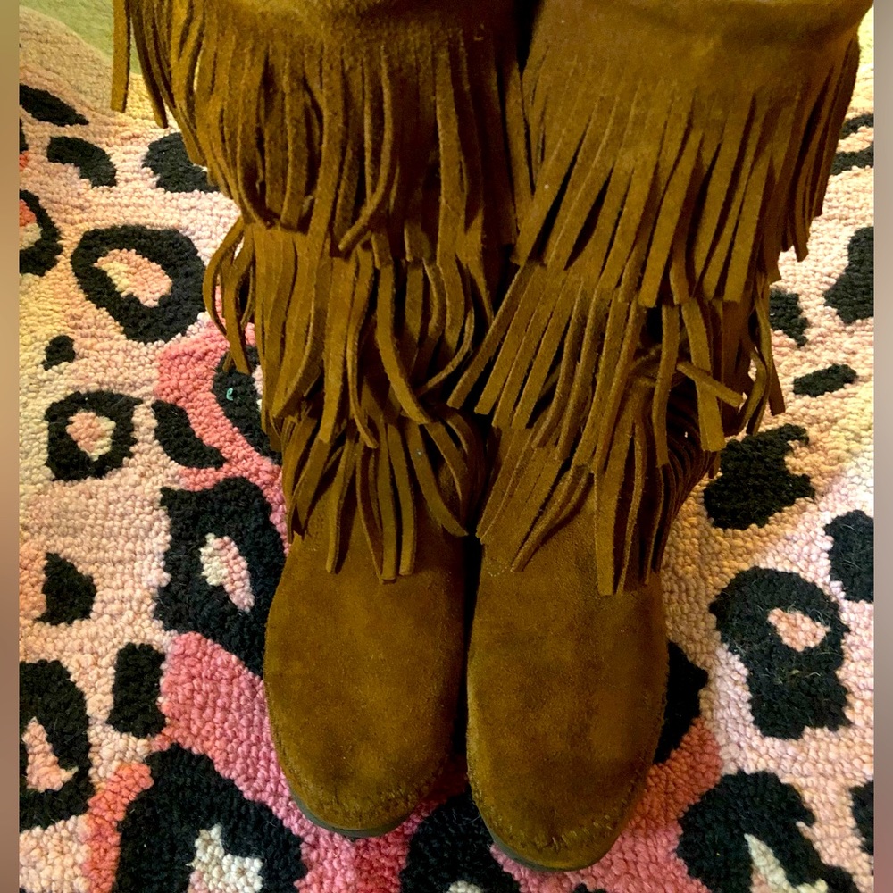 Minnetonka 3-Layer Fringe Boot Size 8